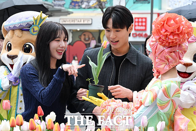 '에버랜드 튤립축제' 개막을 이틀 앞둔 18일 오후 서울 중구 에잇세컨즈 명동점 앞에서 에버랜드 캐릭터와 공연 연기자들이 포즈를 취하고 있다. /김성렬 기자