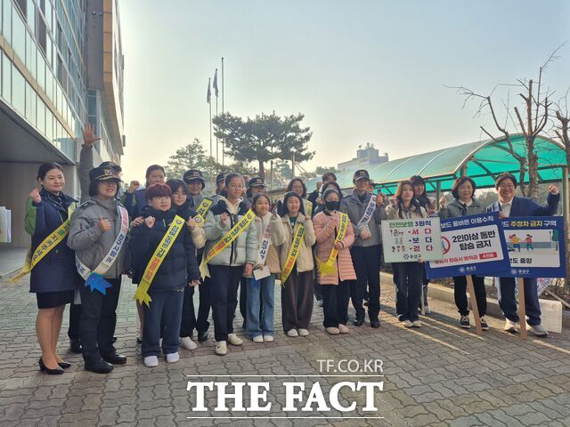 17일 대전하기초등학교와 대전유성경찰서 관계자들이 학교폭력 예방 및 어린이 교통안전 캠페인을 진행하고 있다. /대전시교육청