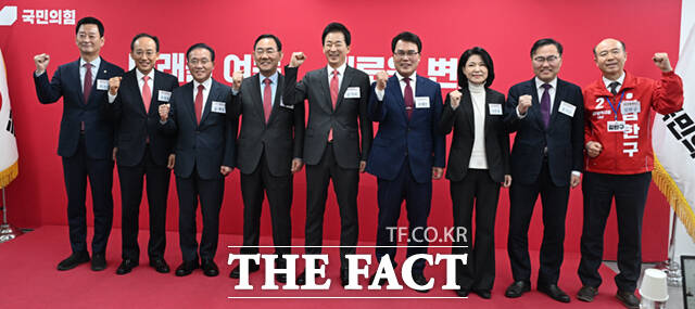 국민의힘 대구 지역 국회의원들이 18일 대구경북 행정통합 특별법 신속 처리를 촉구했다. 왼쪽부터 최은석 의원, 추경호 의원, 윤재옥 의원, 주호영 의원, 유영하 의원./이새롬 기자