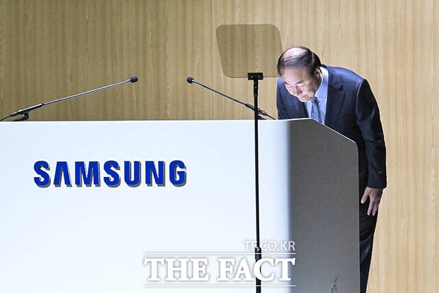 전영현 삼성전자 DS부문장 겸 대표이사 부회장이 주주들을 향해 인사하고 있다. /임영무 기자