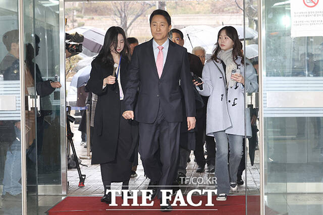 오 시장이 취재진의 질문에 답하고 있다.