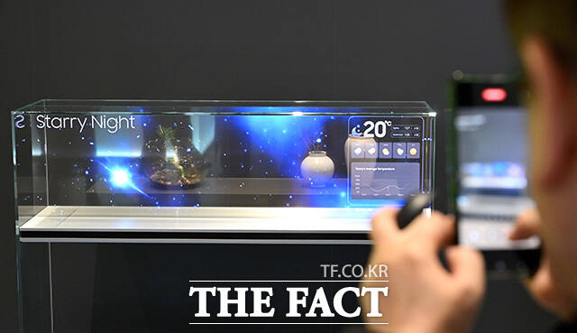 제57기 삼성전자 정기 주주총회가 18일 오전 경기 수원시 영통구 수원컨벤션센터에서 열린 가운데 한 주주가 고대역폭메모리 'HBM4, HMB4E' 를 살펴보고 있다. /수원=임영무 기자