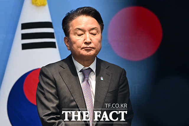 국회를 찾아 컷오프 결정과 구속영장 관련 입장 밝히는 김영환 충북도지사.