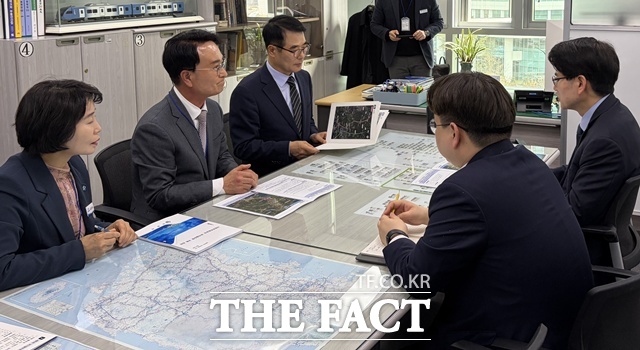 박동식 사천시장과 장충남 남해군수가 16일 국토교통부를 찾아 지역 현안 사업의 필요성에 대해 설명하고 정부 차원의 관심과 지원을 건의했다. /사천시