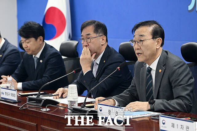 당정협의에서 모두발언하는 김윤덕 국토교통부 장관.