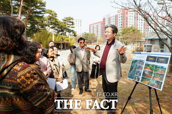 지난 17일 관평동에서 진행된 맨발걷기길 조성사업 현장 행정 모습. /대전 유성구