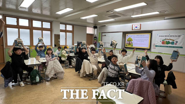 여수 지역 한 초등학교 교실에서 학생들이 18일 CCU~S(꾸~스) KIT를 들어 보이며 CCUS 체험 교육에 참여하고 있다. /여수시여수산단공동발전협의회