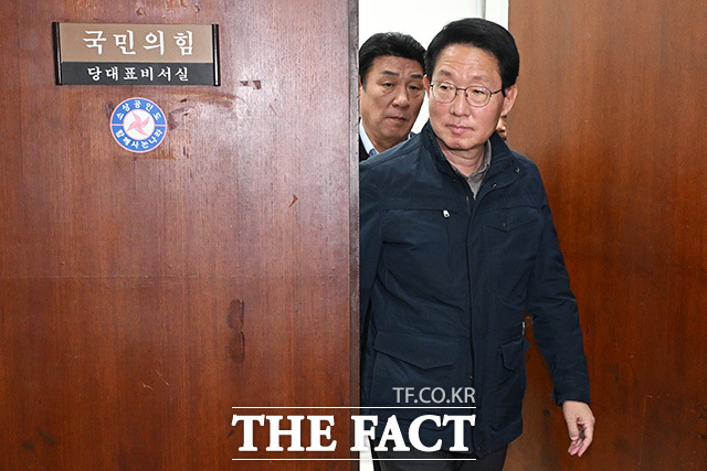 장 대표와 면담 마친 뒤 대표실 나서는 김상훈 의원(오른쪽)과 강대식 의원.