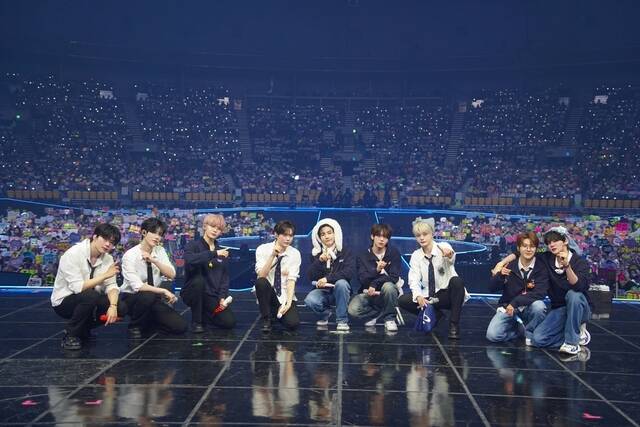 9인조 제로베이스원은 활동 기간이 정해져 있는 시한부 족쇄가 채워져 있었지만, 5인조 제로베이스원은 그 족쇄를 풀고 좀 더 장기적인 플랜을 갖고 나아갈 수 있다. 사진은 지난 15일 서울 앙코르 콘서트 모습. /웨이크원