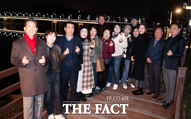 구미시 산호대교와 강변 산책로가 어우러진 입체적인 야경이 형성되며 시민들의 발길도 이어지고 있다. /구미시