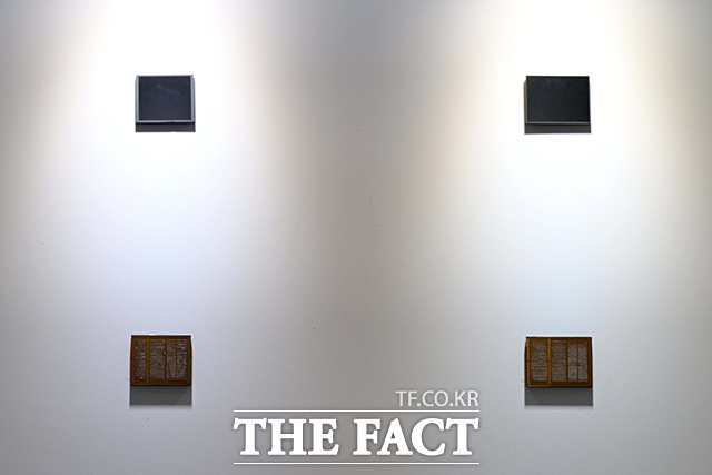 제57기 삼성전자 정기 주주총회가 18일 오전 경기 수원시 영통구 수원컨벤션센터에서 열린 가운데 한 주주가 고대역폭메모리 'HBM4, HMB4E' 를 살펴보고 있다. /수원=임영무 기자