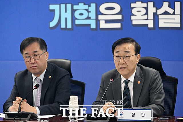 김윤덕 국토교통부 장관(오른쪽)이 18일 오전 서울 여의도 국회 의원회관에서 열린 더불어민주당 국토교통위원회-국토교통부 당정협의에 참석해 모두발언을 하고 있다. /국회=남용희 기자