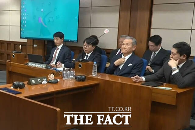 이상민 전 행정안전부 장관이 지난달 12일 오후 서울 서초구 서울중앙지방법원에서 열린 내란 중요임무 종사 등 혐의 1심 선고공판에 출석해 류경진 부장판사의 선고를 들으며 옷매무새를 가다듬고 있다. /서울중앙지방법원