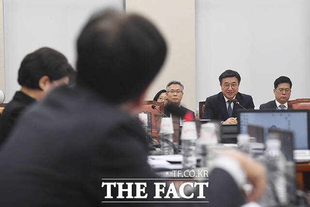 서범수 국민의힘 의원의 질의에 답하는 윤호중 행안부 장관.