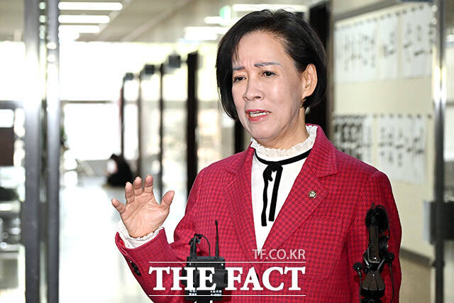 취재진 질문에 답하는 이 위원장.