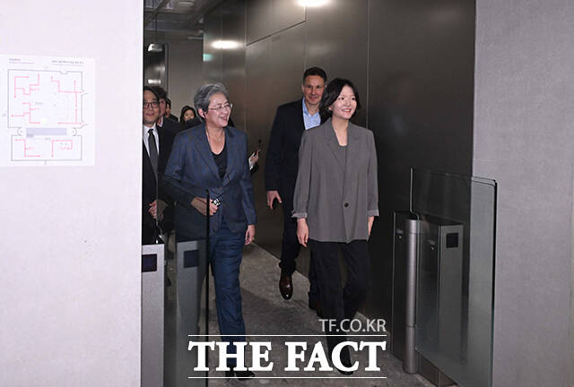 리사 수 CEO와 최수연 대표가 화기애애한 분위기로 네이버 사옥을 둘러보고 있다.