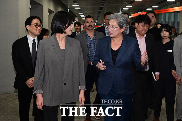 18일 경기 성남시 분당구 네이버 사옥에서 리사 수 AMD 최고경영자(오른쪽)와 최수연 네이버 대표가 대화하며 이동하고 있다. /성남=남윤호 기자