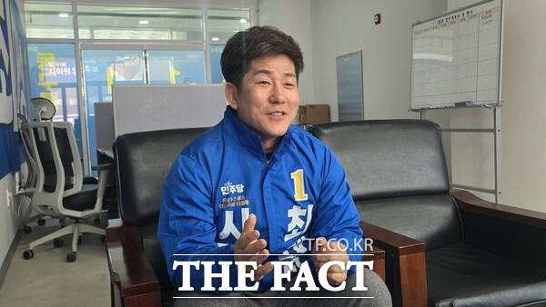 최대성 장철민 국회의원 특별보좌관이 17일 <더팩트>와 인터뷰를 진행하고 있다. /정예준 기자