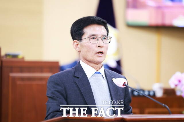 이경우 의원이 17일 열린 제318회 청양군의회 임시회 제1차 본회의에서 5분발언을 하고 있다. /청양군의회