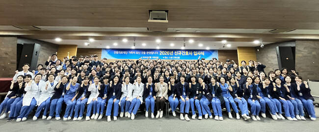 안동병원이 18일 개최한 2026년도 신규 간호사 입사식 후 단체 기념사진을 찍고 있다. /안동병원