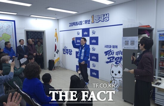 명재성 더불어민주당 고양시장 예비후보가 18일 열린 선거사무소 개소식에서 인사말을 한 뒤 지지자들의 박수에 화답하고 있다. /고양=양규원 기자