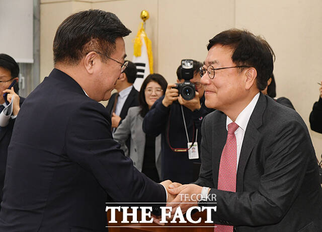 중수청법 가결 뒤 서범수 국민의힘 의원과 인사하는 윤호중 행안부 장관.