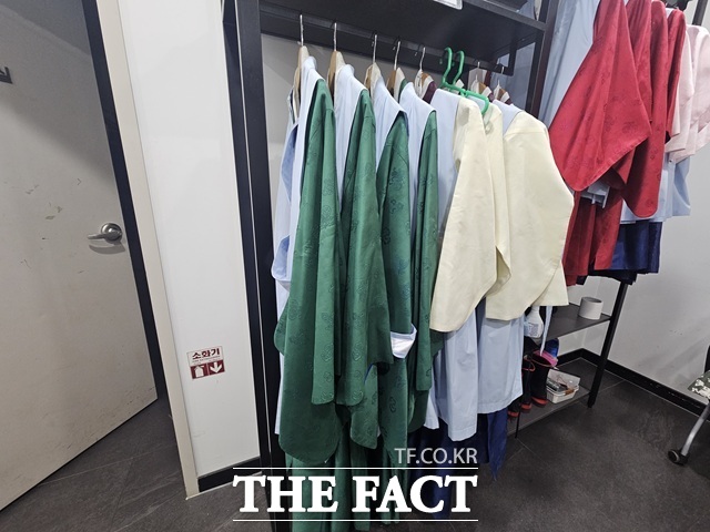 서울한방진흥센터 1층 의복체험실에는 의관과 의녀복이 비치돼 이용자들이 입어볼 수 있다. /김명주 기자