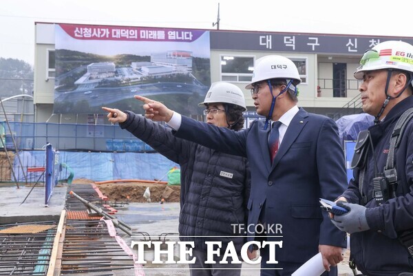 최충규 대덕구청장(사진 가운데)이 18일 연축동 도시개발사업지 내 신청사 건립 현장을 방문해 지하 기초공사 진행 상황을 점검하고 있다. /대덕구