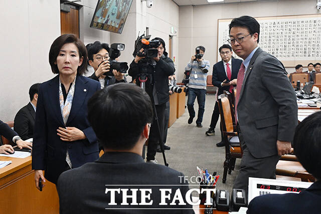 국민의힘 법사위원들이 18일 오후 서울 여의도 국회에서 열린 법제사법위원회 전체회의에서 중대범죄수사청(중수청) 설치법안을 처리하기에 앞서 퇴장하고 있다. /남용희 기자