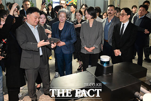 리사 수 CEO와 최수연 대표가 화기애애한 분위기로 네이버 사옥을 둘러보고 있다.