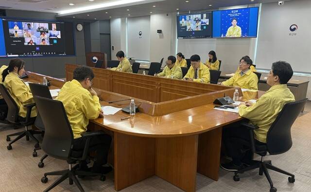 외교부는 18일 호르무즈 해협 내 한국 선박과 선원의 안전을 확보하기 위해 관계 부처 및 공관 합동 상황점검회의를 개최했다. 회의에선 유사시 대피 지원 등을 위한 관계 부처 간 구체적 협력 방안이 논의됐다. /외교부