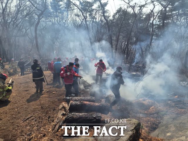 지난 12일 팔달산 화재 현장에서 잔불을 정리하는 모습. /수원시