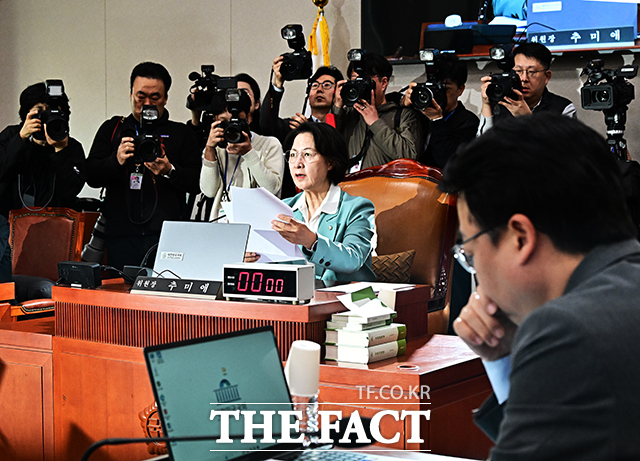 추미애 국회 법제사법위원장이 18일 오후 서울 여의도 국회에서 열린 법사위 전체회의에 참석해 회의를 주재하고 있다./국회=배정한 기자