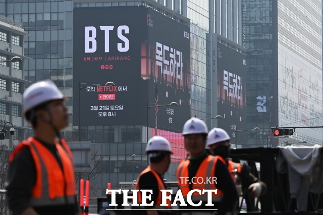 정부가 방탄소년단(BTS) 광화문 공연을 앞두고 서울시 종로구와 중구 일대 테러경보 단계를 관심에서 '주의'로 격상한다. /김성렬 기자