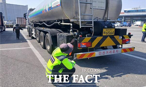 한국도로공사 대전충남본부가 17일 옥산휴게소 부산방향에서 화물차 정비불량 합동단속을 실시하고 있다. /한국도로공사 대전충남본부