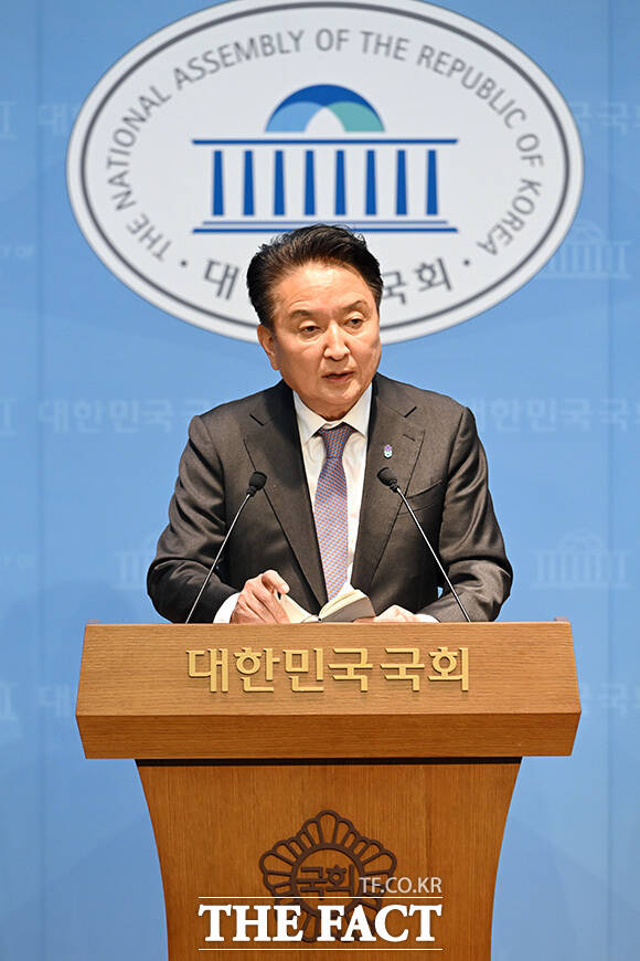 국회를 찾아 컷오프 결정과 구속영장 관련 입장 밝히는 김영환 충북도지사.