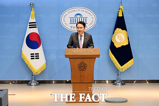 국회를 찾아 컷오프 결정과 구속영장 관련 입장 밝히는 김영환 충북도지사.