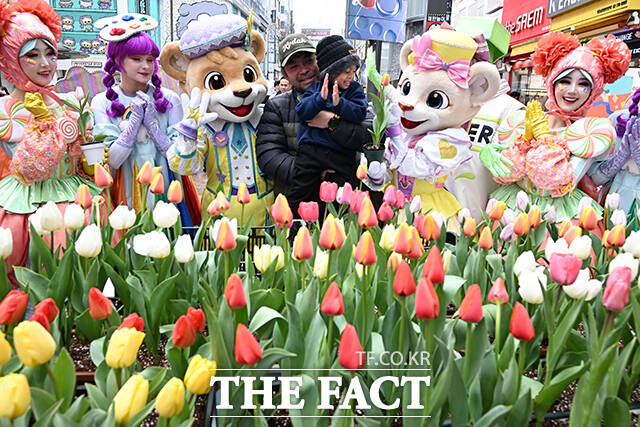 '에버랜드 튤립축제' 개막을 이틀 앞둔 18일 오후 서울 중구 에잇세컨즈 명동점 앞에서 에버랜드 캐릭터와 공연 연기자들이 포즈를 취하고 있다. /김성렬 기자