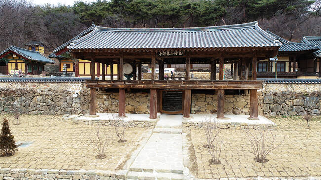 경북 안동 봉정사의 관문, 덕휘루 전경. /안동시