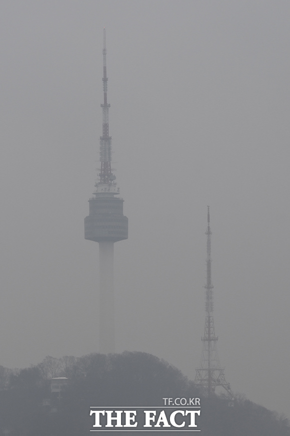 서울시 초미세먼지 농도가 '나쁨'을 기록하고 비가 내린 18일 오전 서울 종로구 일대가 흐린 모습을 보이고 있다. /김성렬 기자