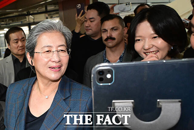 리사 수 CEO와 최수연 대표가 화기애애한 분위기로 네이버 사옥을 둘러보고 있다.