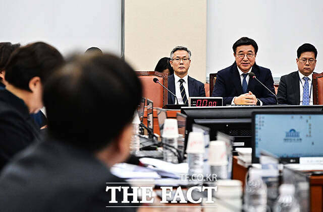 서범수 국민의힘 의원 질의에 답변하는 윤호중 행정안전부 장관.