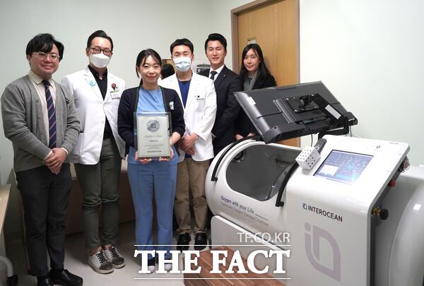 건양대병원 이비인후과에서 근무한 윤정희 서울아산이비인후과 원장(49)이 18일 돌발성 난청 환자 치료에 활용될 고압산소치료기를 건양대병원에 기증했다. /건양대병원