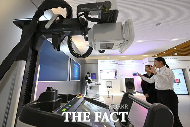 제57기 삼성전자 정기 주주총회가 18일 오전 경기 수원시 영통구 수원컨벤션센터에서 열린 가운데 한 주주가 고대역폭메모리 'HBM4, HMB4E' 를 살펴보고 있다. /수원=임영무 기자