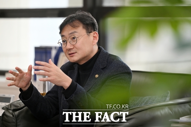 이관후 국회입법조사처장이 17일 오후 서울 영등포구 국회도서관 입법조사처장실에서 <더팩트>와 인터뷰를 하고 있다. /서예원 기자