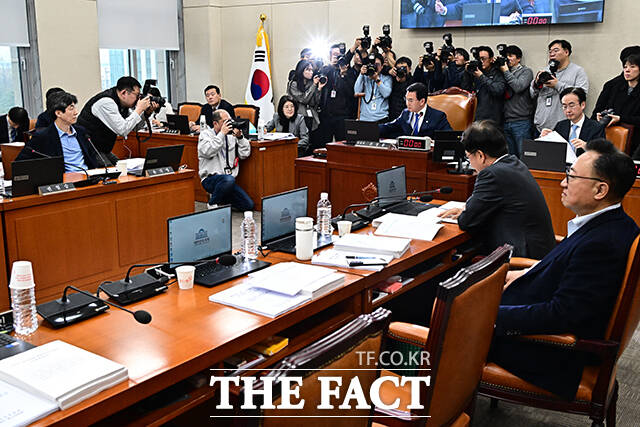 신정훈 행안위원장이 18일 오전 서울 여의도 국회에서 열린 행정안전위원회 전체회의에 참석해 안건을 의결하고 있다. /국회=배정한 기자