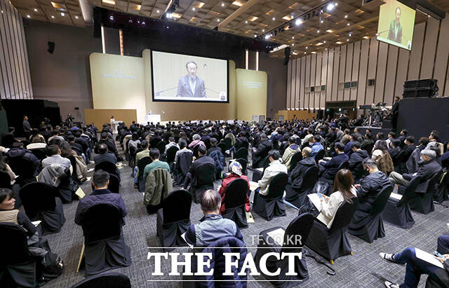 전영현 삼성전자 부회장 겸 DS부문장이 18일 오전 경기 수원 영통구 수원컨벤션센터에서 열린 제57기 삼성전자 정기 주주총회에 참석해 인사말을 하고 있다. /수원=임영무 기자