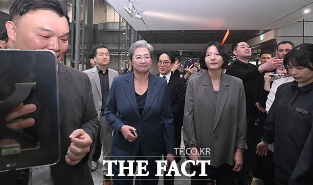 리사 수 CEO와 최수연 대표가 화기애애한 분위기로 네이버 사옥을 둘러보고 있다.