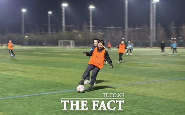 기본기 테스트에서 뛰어난 실력을 뽐내고 있는 여성부 수강생./스포츠토토 여자축구단