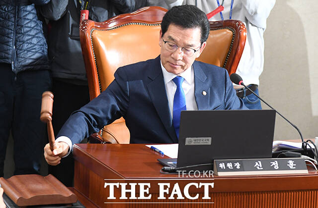 신정훈 국회 행정안전위원장이 18일 오전 서울 여의도 국회 본관에서 열린 행정안전위원회 전체회의에서 중대범죄수사청 설치법을 의결하고 있다. /국회=박상민 기자
